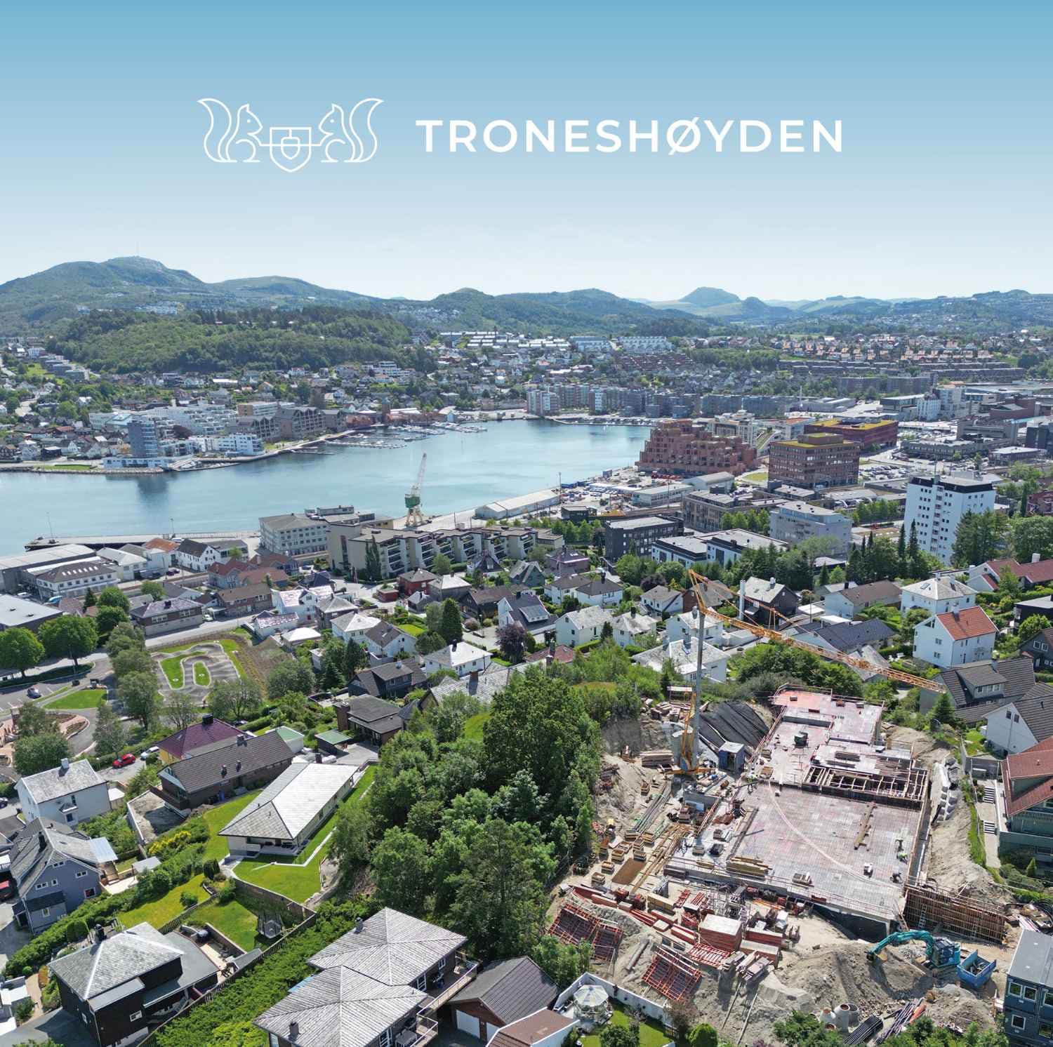 I dette dronebildet (tatt forrige uke) ser du hvor fint Troneshøyden ligger: byggeplassen vår nede til høyre, og Sandnes sentrum midt i bildet.