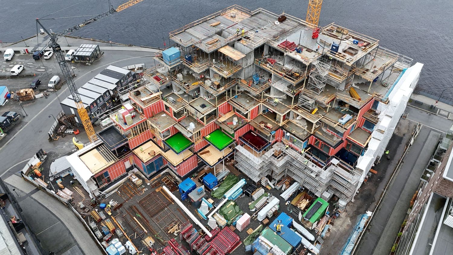 Dronebilde fra 11. november. Hvis du lurer på hva den grønne fargen på to av terrassene er, så er det farge som brukes for å sjekke at terrassene er tette :)