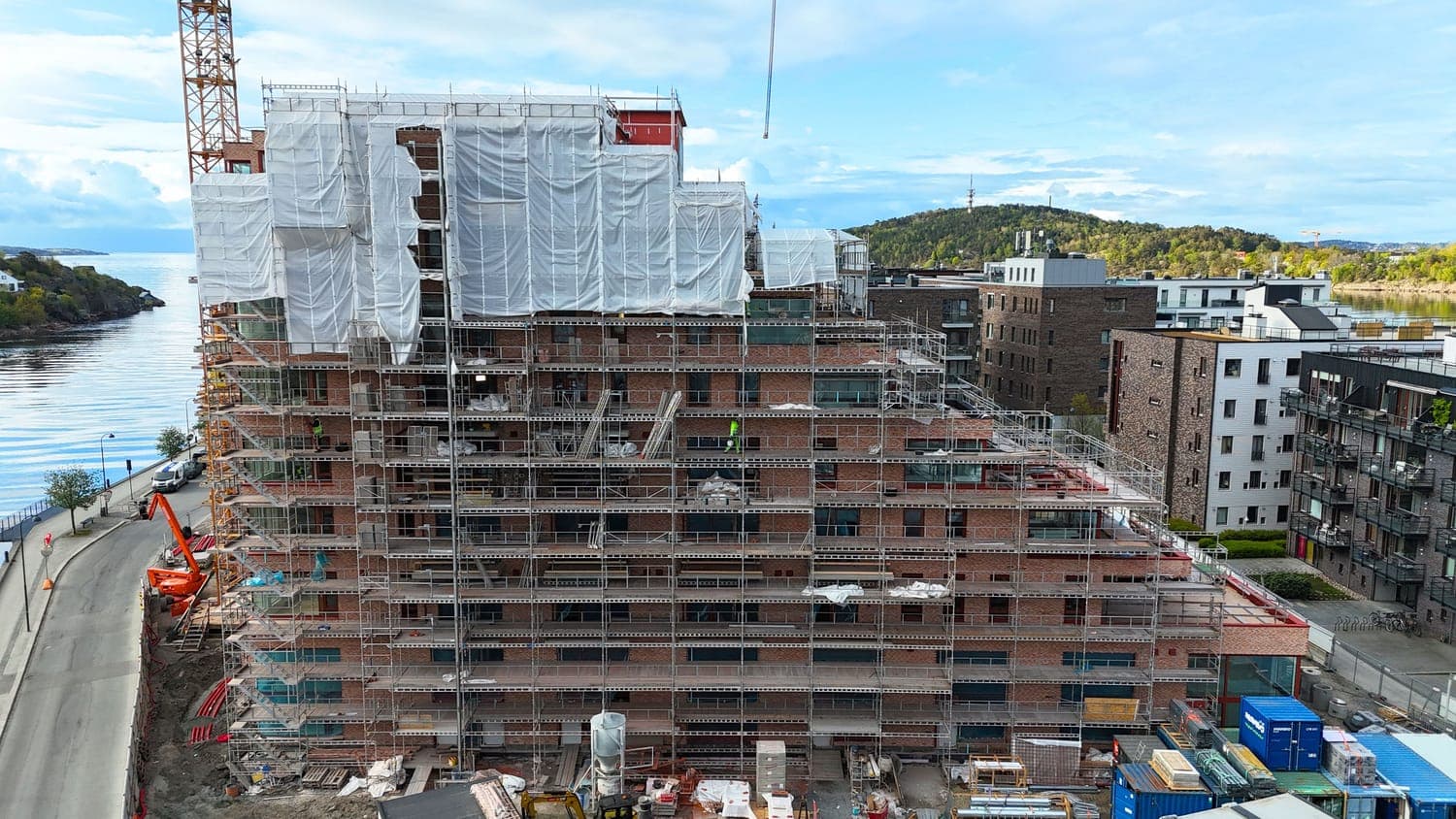 Her er presenningen fjernet på fasaden mot nord, og vi kan igjen se den nydelige utsikten over elva.